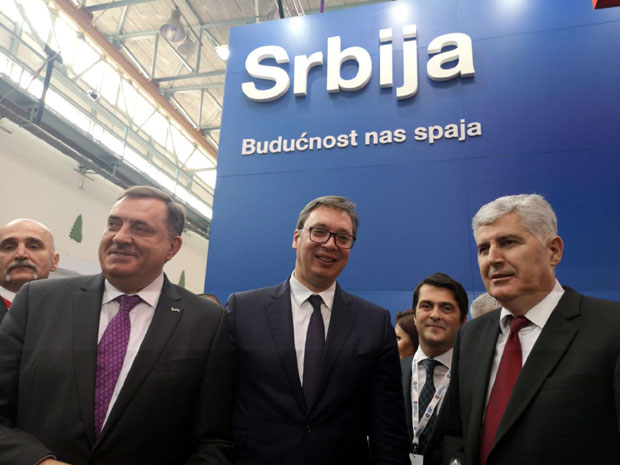 Вучић поклонио представницима БиХ медењаке у бојама српске заставе (ФОТО)